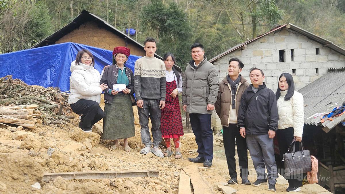 Lãnh đạo UBND xã Sà Phìn và đại diện Tổ chức Trẻ em Rồng Xanh trao tiền hỗ trợ cho bà Vừ Thị Vàng