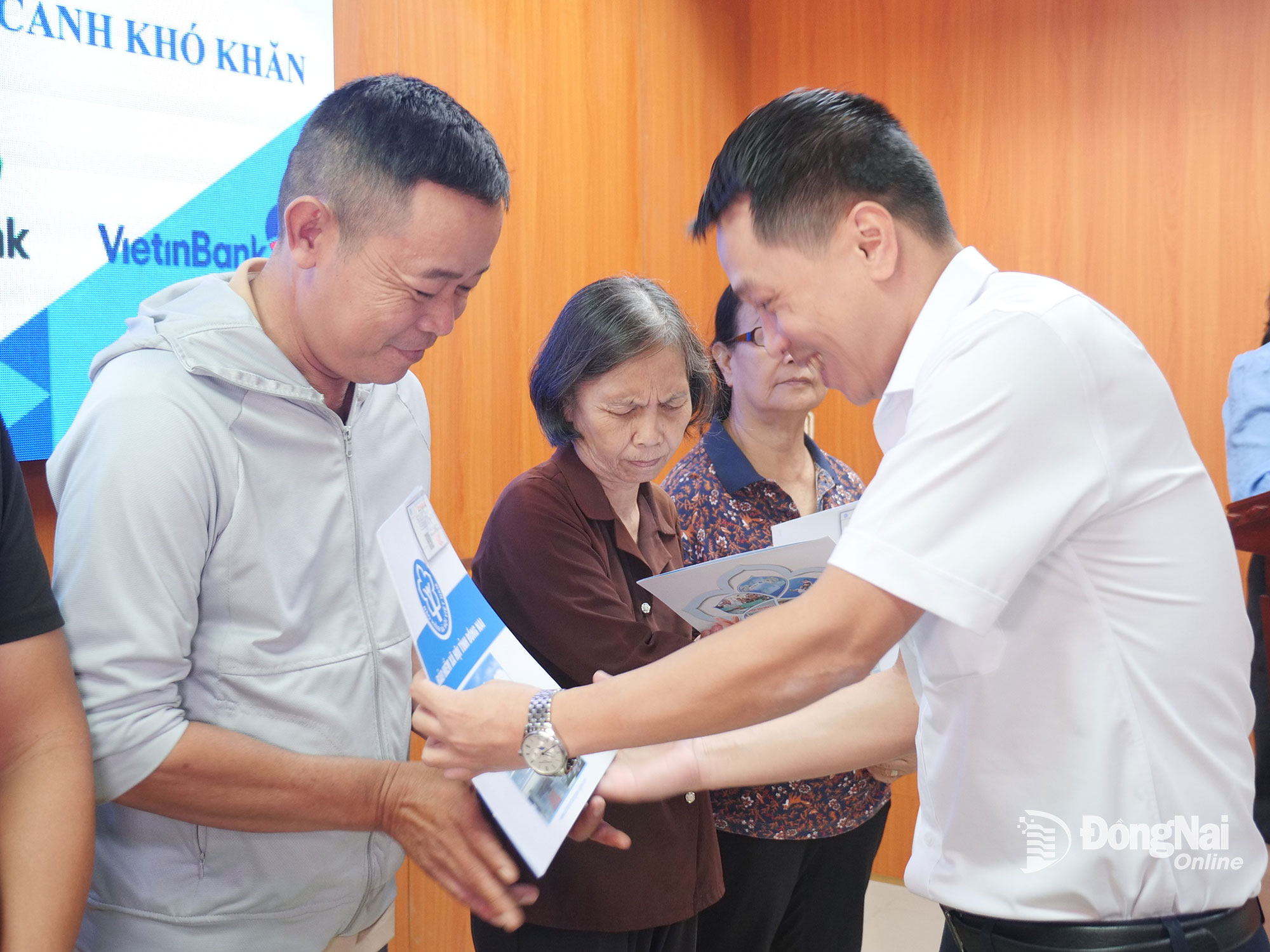 Presenting health insurance cards to people in difficult circumstances in the province. Photo: Hanh Dung