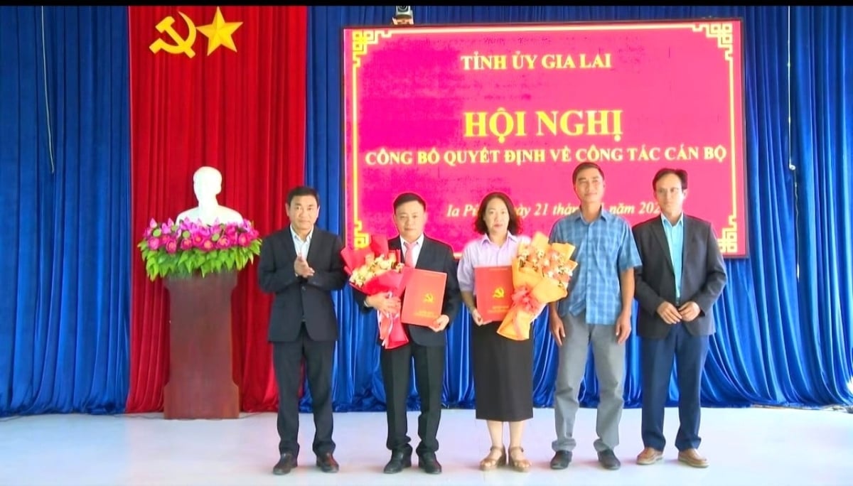 Trao quyết định của Ban Thường vụ Tỉnh ủy Gia Lai cho ông Lê Trung Toàn và bà Phạm Thị Thu Hằng. Ảnh: VK.&nbsp;