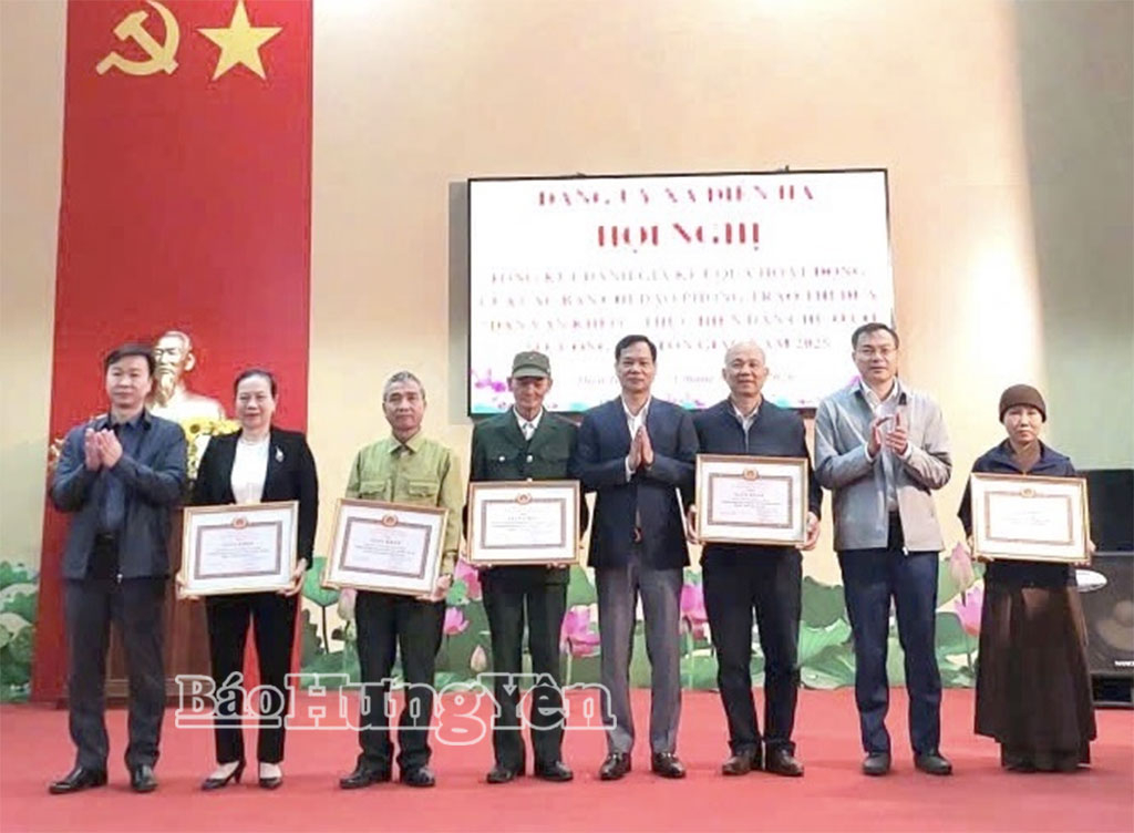 Leaders of Dien Ha commune presented certificates of commendation to outstanding models of effective mass mobilization.