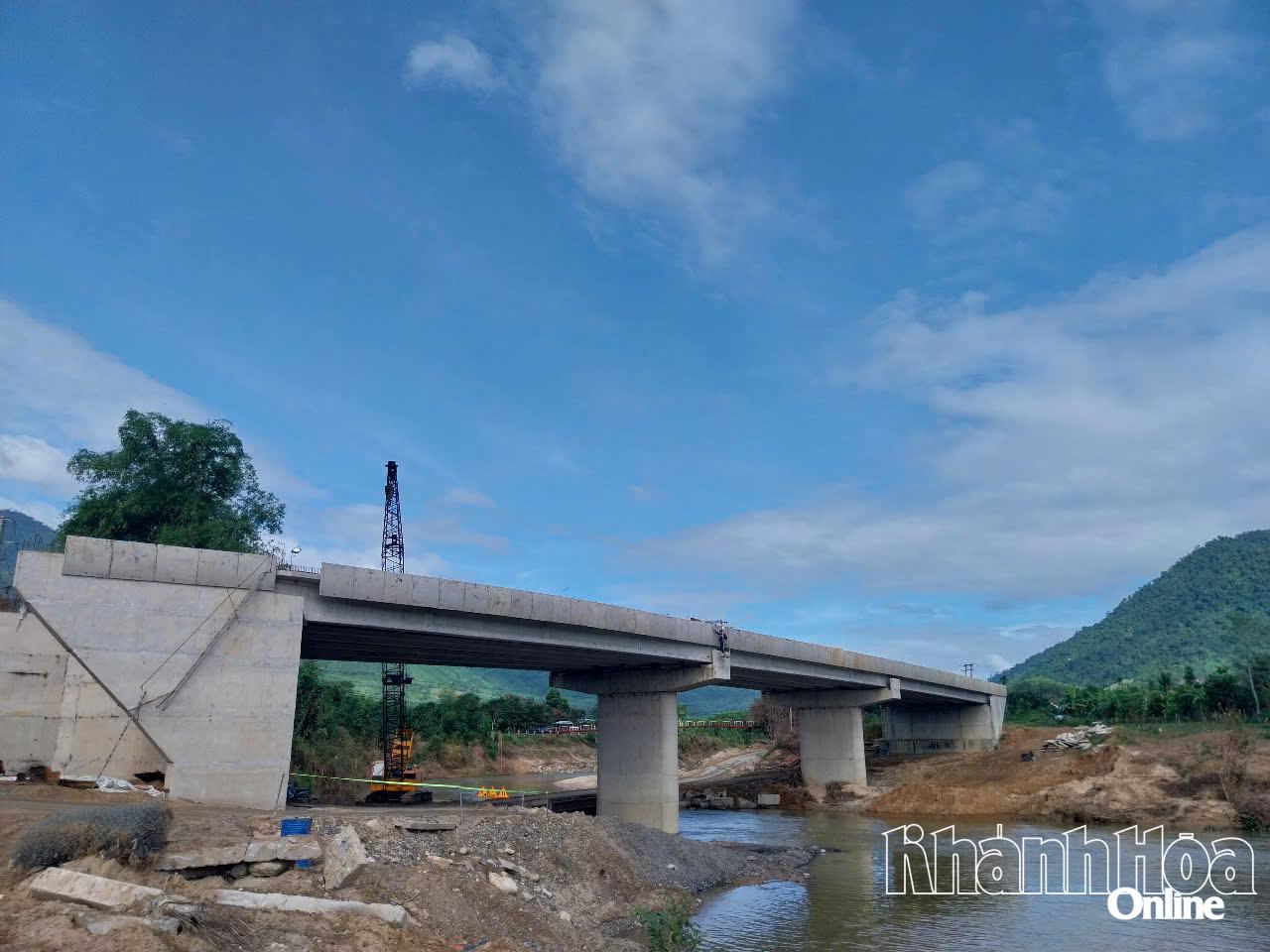 Le projet de pont sur la rivière Giang a achevé la construction des pieux forés, des piles de pont, des poutres de pont et du tablier de pont.
