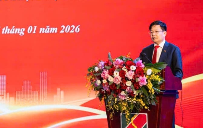Ông Trần Việt Hùng, Bí thư Đảng ủy, Giám đốc Agribank Chi nhánh Ninh Bình phát biểu tại Hội nghị.