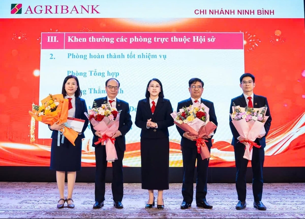 Bà Tống Thị Thu Quế, Phó Giám đốc Agribank Chi nhánh Ninh Bình tặng hoa chúc mừng các phòng hoàn thành tốt nhiệm vụ.&nbsp;