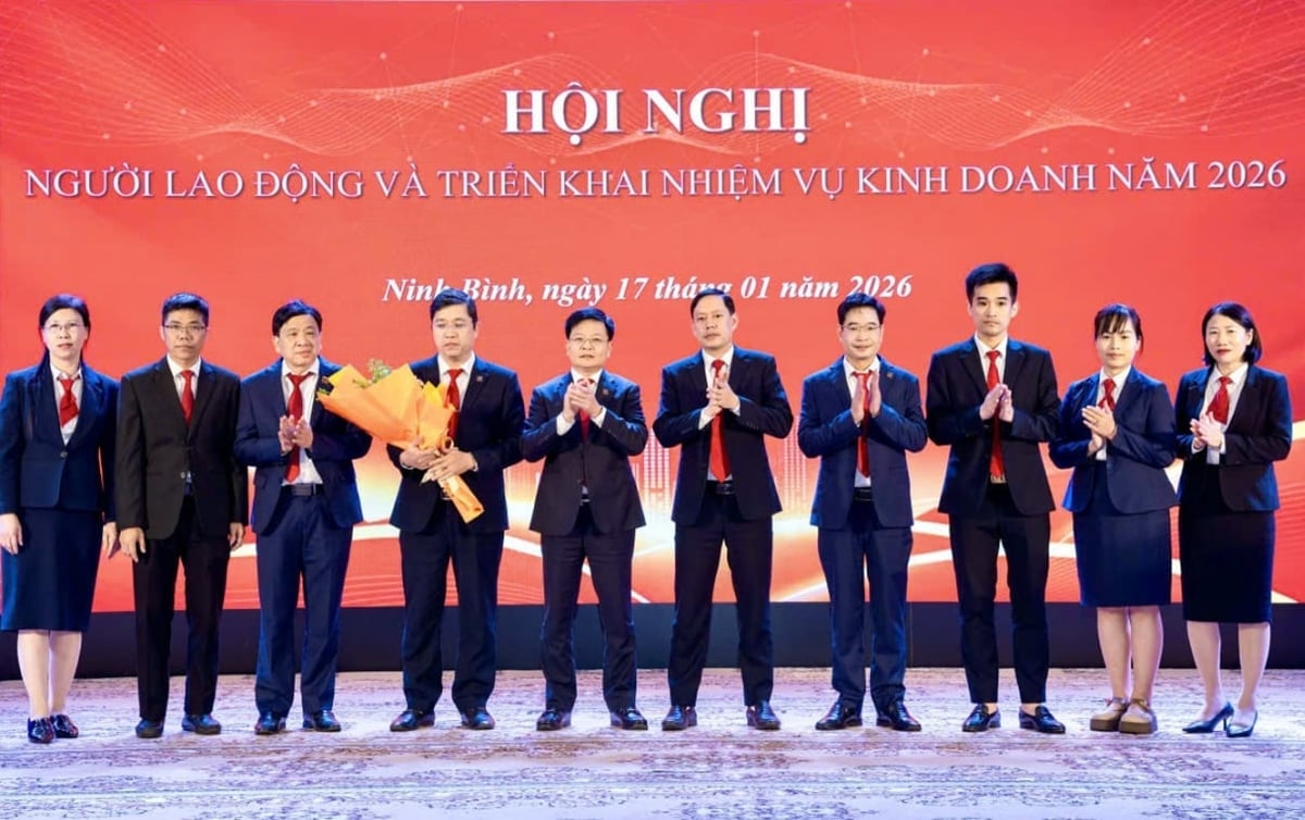 Ông Trần Việt Hùng tặng hoa Ban thanh tra Nhân dân.&nbsp;