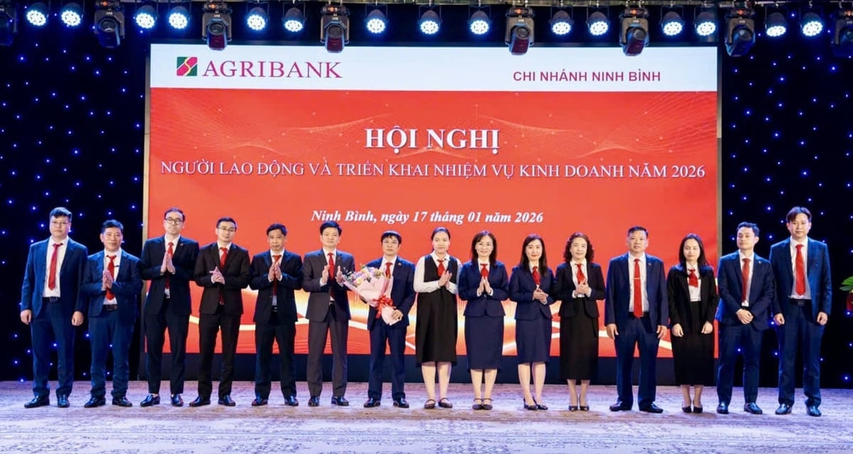 Ông Trần Quốc Đồng, Chủ tịch Công đoàn cơ sở, Phó Giám đốc Agribank Chi nhánh Ninh Bình tặng hoa chúc mừng Thành viên tham gia đối thoại.