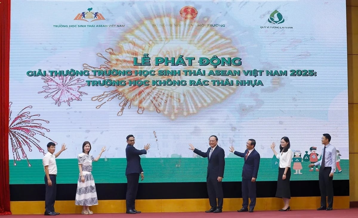 Các đại biểu thực hiện nghi lễ bấm nút khởi động Giải thưởng. Ảnh:&nbsp;Khương Trung.