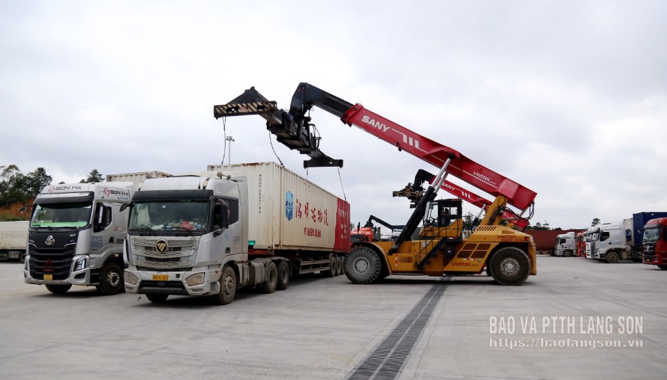 最新の設備を使用して、Viettel Lang Son Logistics Park の敷地内でコンテナを直接移送します。