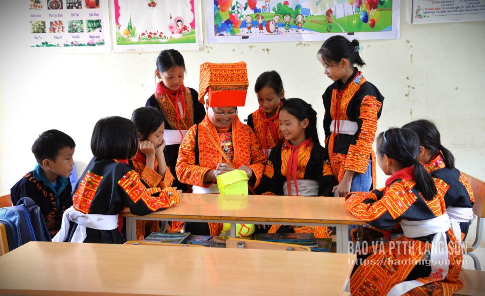 Người cao tuổi xã Xuân Dương truyền dạy nghề thêu hoa văn truyền thống của dân tộc Dao cho các em học sinh trên địa bàn xã