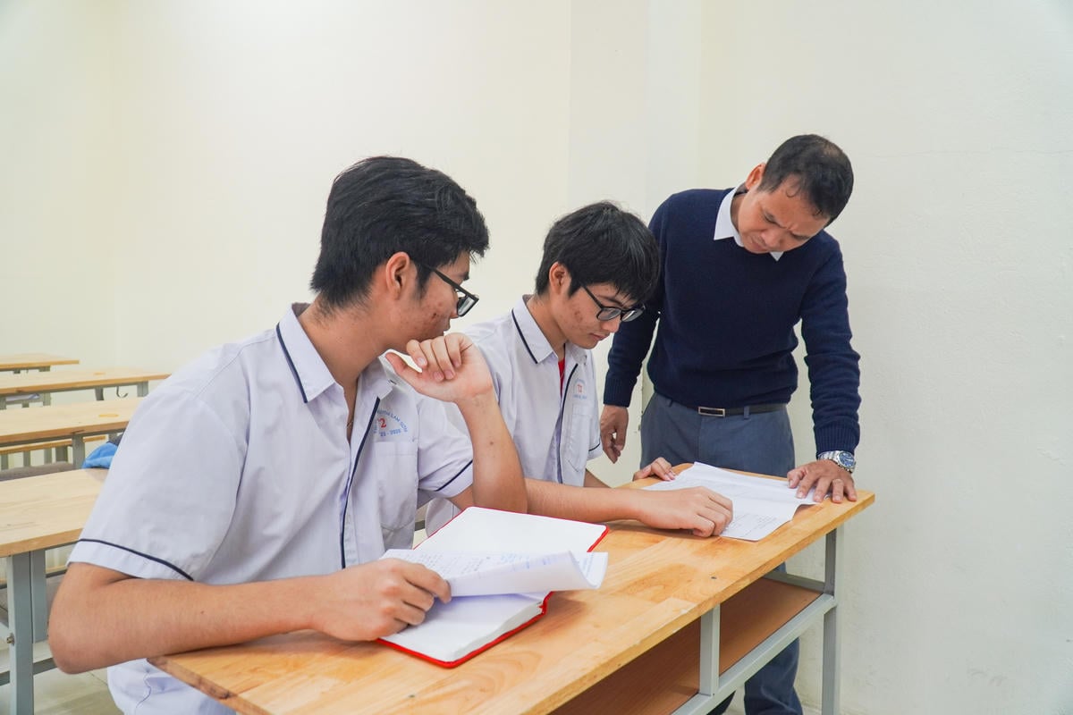 أشاد المعلم بوي فان بينه بالأخوين لتفانيهما المستمر في التعلم. الصورة: دين مينه