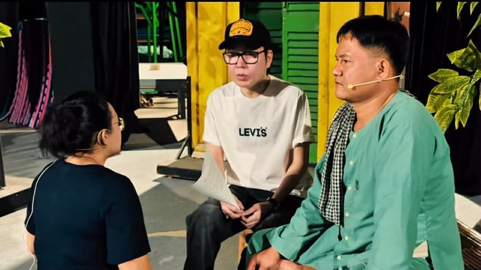 Vu Luan, Minh Du e Quoc Thinh si sono riuniti per celebrare il Tet (Capodanno lunare) con il pubblico del Teatro dei Lavoratori - Foto 2.