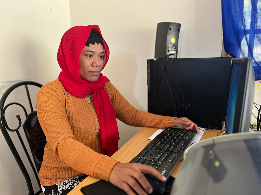 Suor Enhasina lavora sempre con senso di responsabilità e dedizione al team.