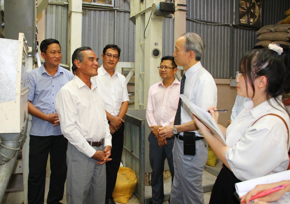Các đại biểu tham quan dây chuyền chế biến sản phẩm gạo của HTX Tấn Đạt.