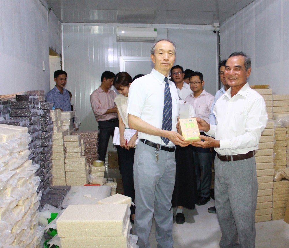  Ông Đoàn Văn Tài, Chủ tịch HĐQT HTX Tấn Đạt giới thiệu sản phẩm gạo hữu cơ với ông Ono Masuo – Tổng Lãnh sự Nhật Bản tại TP Hồ Chí Minh.

