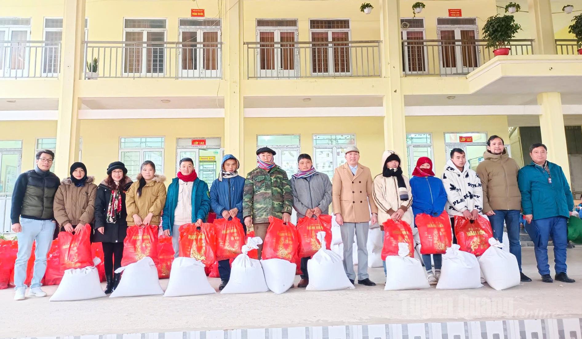 Die Freiwilligengruppe Thien Tam An verteilte Tet-Geschenke an arme Haushalte in der Gemeinde Khau Vai.