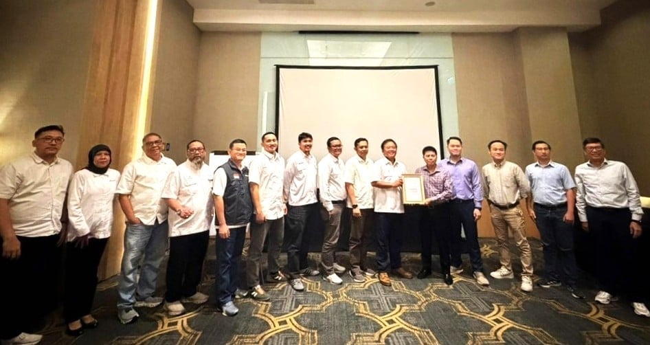 Đại diện ban lãnh đạo PHE ONWJ trao biểu trưng vinh danh cho PV Drilling tại hội thảo. Ảnh: PV Drilling.