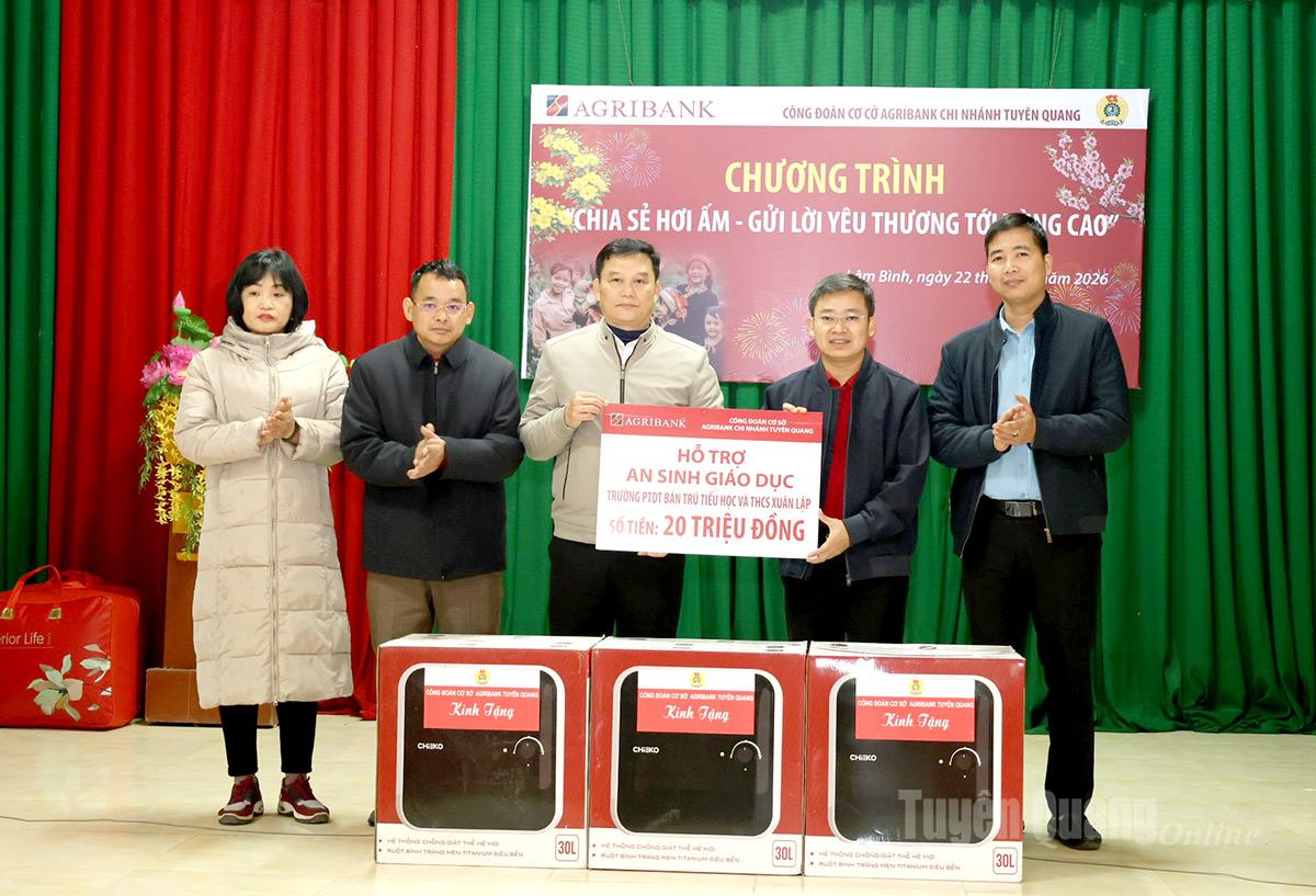 Representatives from the sponsoring organization presented water heaters for daily use to students at Xuan Lap Ethnic Boarding Primary and Secondary School.