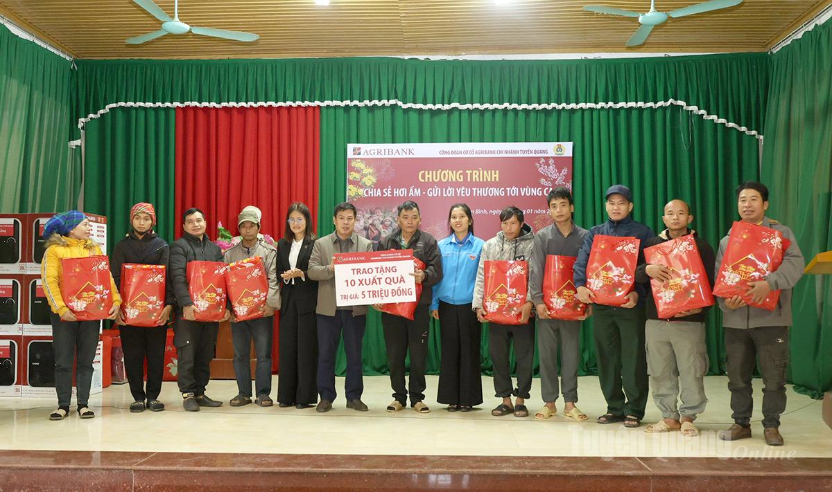 The sponsoring organization distributed Tet gifts to disadvantaged families in Lung Gieng village, Lam Binh commune.