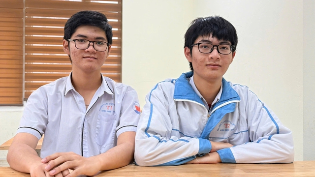 双子は全国優秀学生コンテストで２人とも一等賞を受賞しました - 写真１。