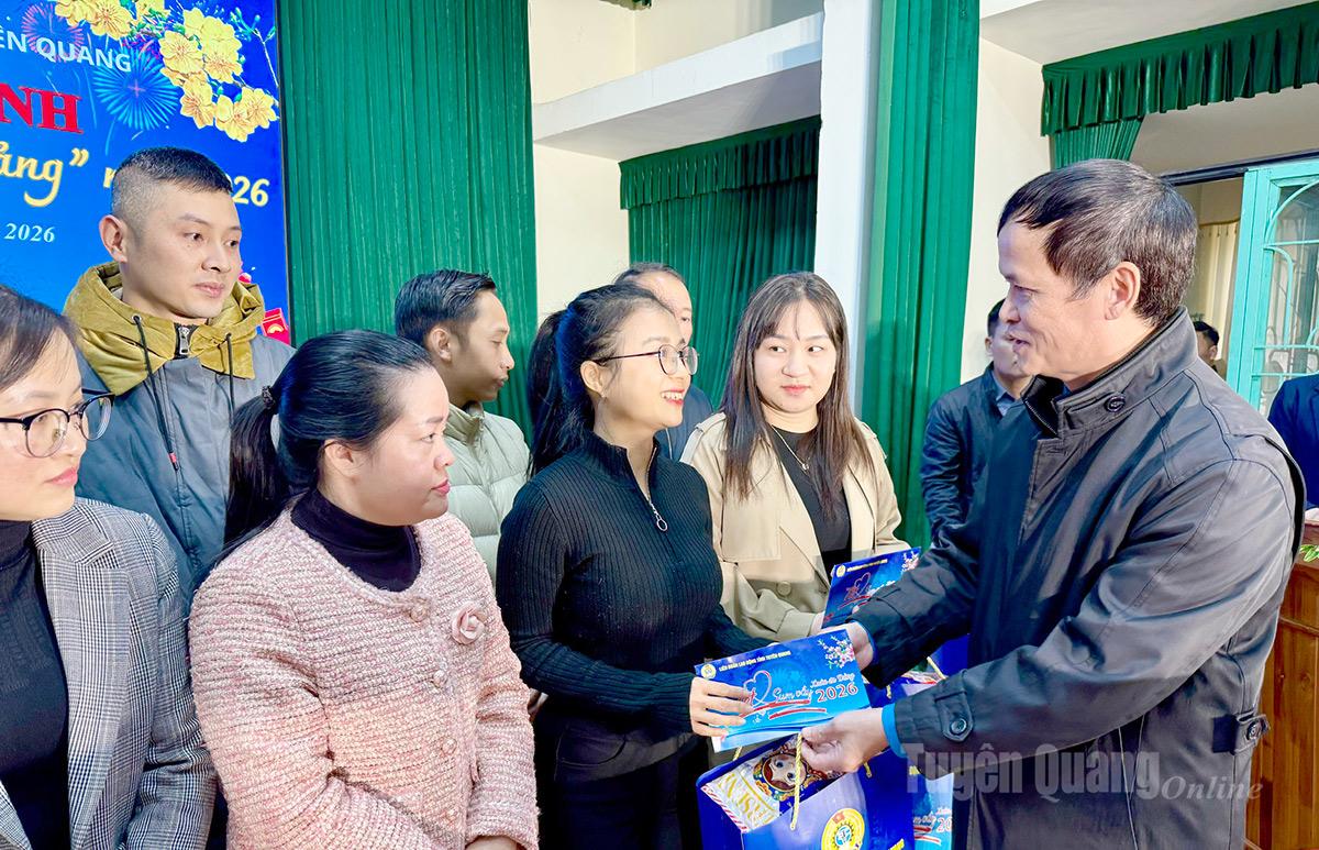 Đồng chí Triệu Tài Phong, Ủy viên BCH Đảng bộ tỉnh, Phó Chủ tịch Ủy ban MTTQ tỉnh, Chủ tịch Liên đoàn Lao động tỉnh tặng quà cho đoàn viên, người lao động phường An Tường.