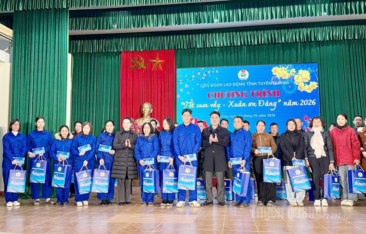 Các đại biểu tặng quà cho đoàn viên, người lao động có hoàn cảnh khó khăn phường An Tường.