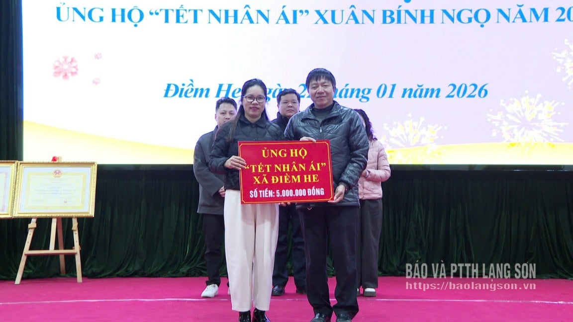 Đại diện doanh nghiệp trao biểu trưng hỗ trợ phong trào "Tết Nhân ái" năm 2026