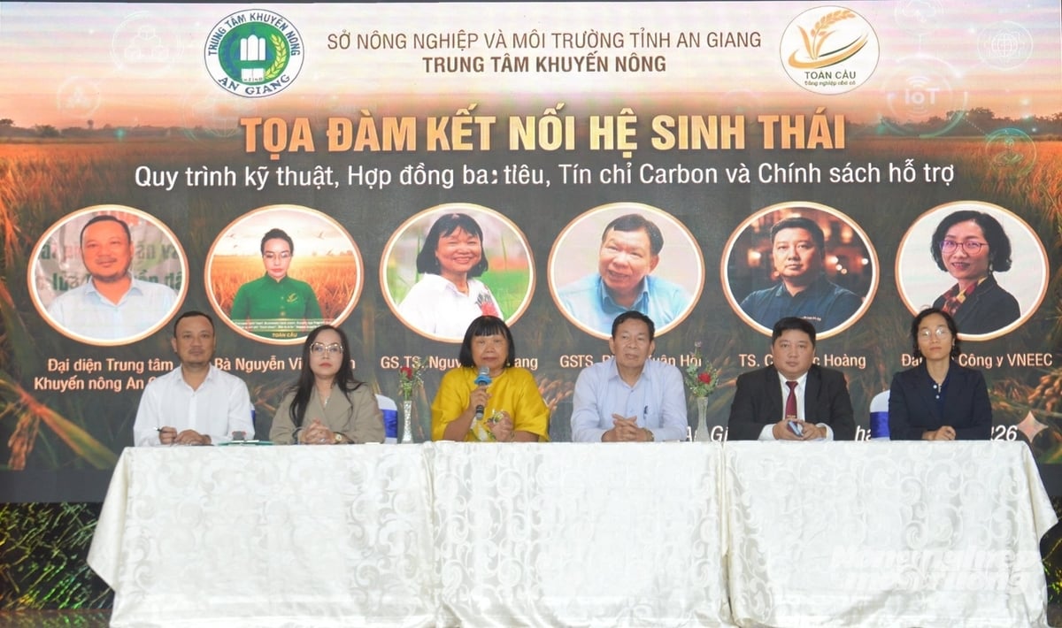 Các diễn giả tham dự tọa đàm. Ảnh: Trung Chánh.