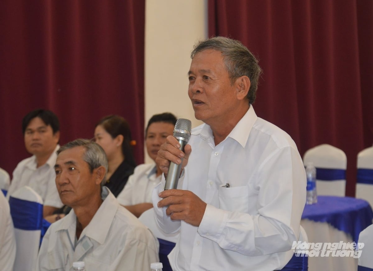 Ông Nguyễn Hồng Phương, Giám đốc Hợp tác xã Nông nghiệp Đường Gỗ Lộ (xã Long Thạnh, tỉnh An Giang) đặt câu hỏi với các diễn giả về quy trình canh tác và chính sách hỗ trợ khi tham gia hợp tác. Ảnh: Trung Chánh.