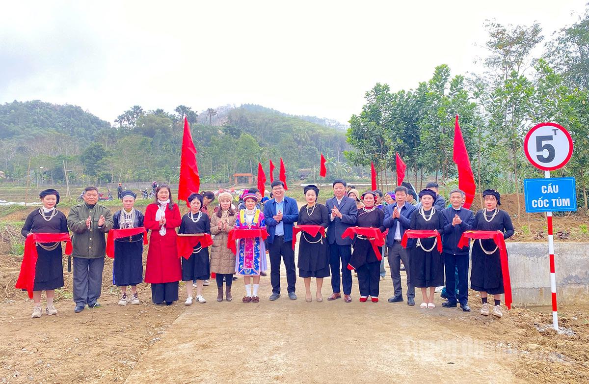 I leader del Comitato del Partito, del governo locale e gli abitanti della frazione di Tan Chang, nella comune di Bang Lang, hanno tagliato il nastro per inaugurare il ponte di Coc Tum.
