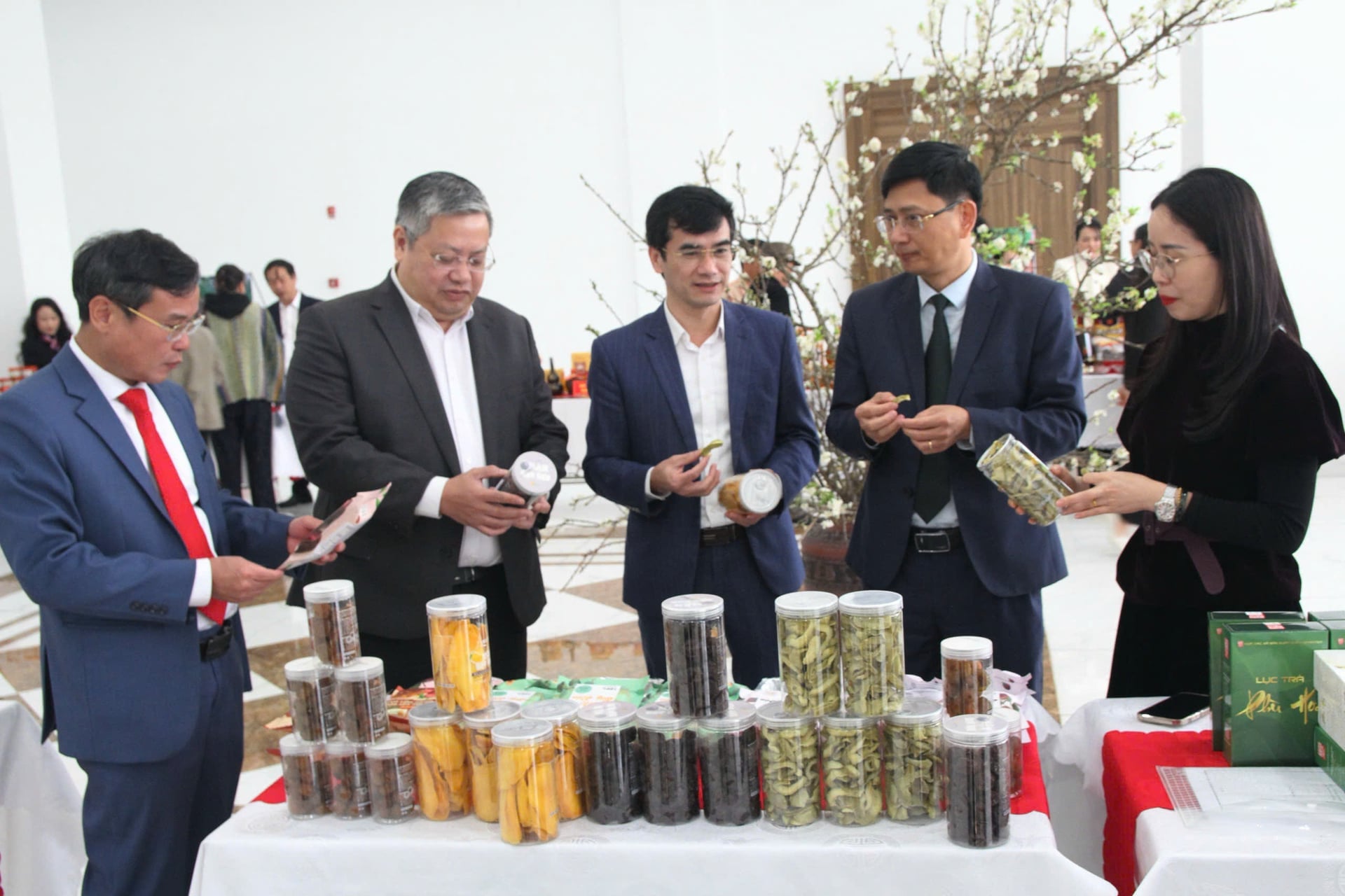 Les membres du Conseil provincial de l'OCOP de Son La inspectent et évaluent les produits participant au programme de l'OCOP en 2025. Photo : Nguyen Nga.