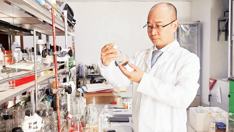 Qualitätsprüfung von Cordyceps sinensis-Extrakt im Labor. (Foto: MINH NGỌC)