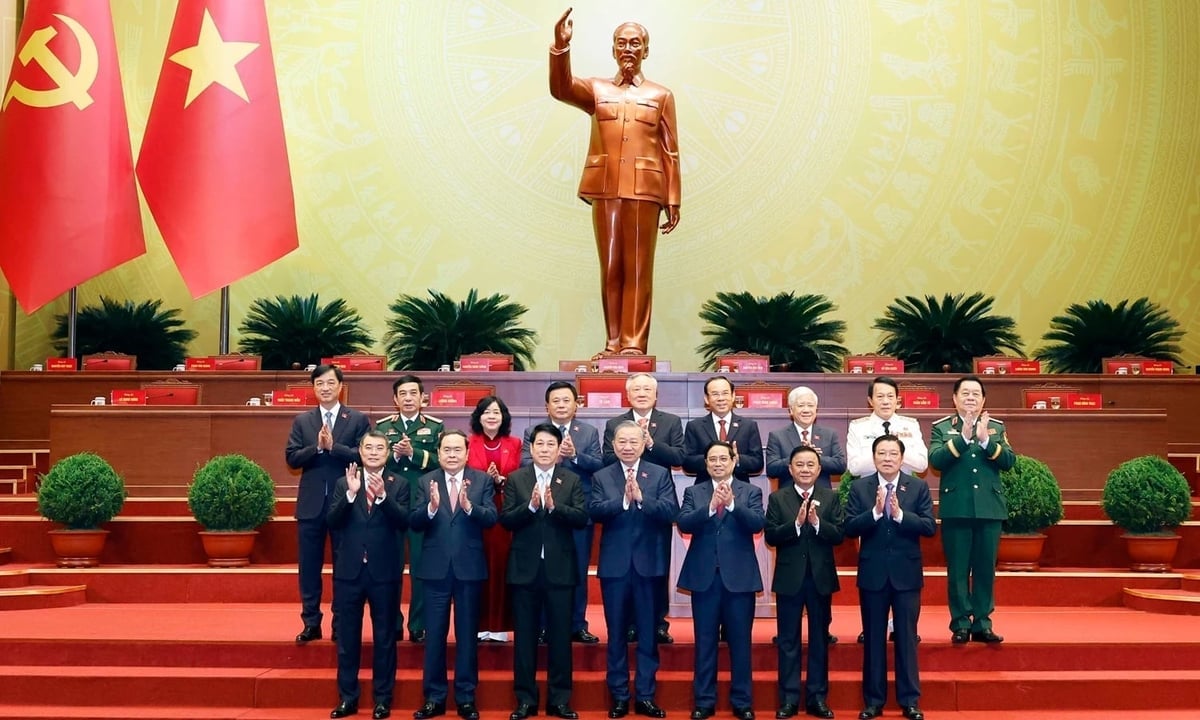 Tổng Bí thư Tô Lâm với các Ủy viên Bộ Chính trị khóa XIII. Ảnh: TTXVN.
