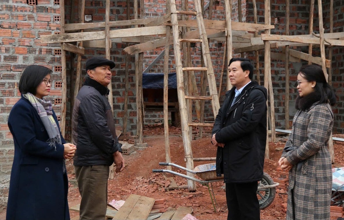Giám đốc Sở NN-MT Nguyễn Hữu Chiến (thứ 2 bên phải) kiểm tra tình hình xây nhà mới thuộc chương trình xóa nhà tạm, nhà dột nát tại xã Lợi Bác. Ảnh: Hoàng Nghĩa.