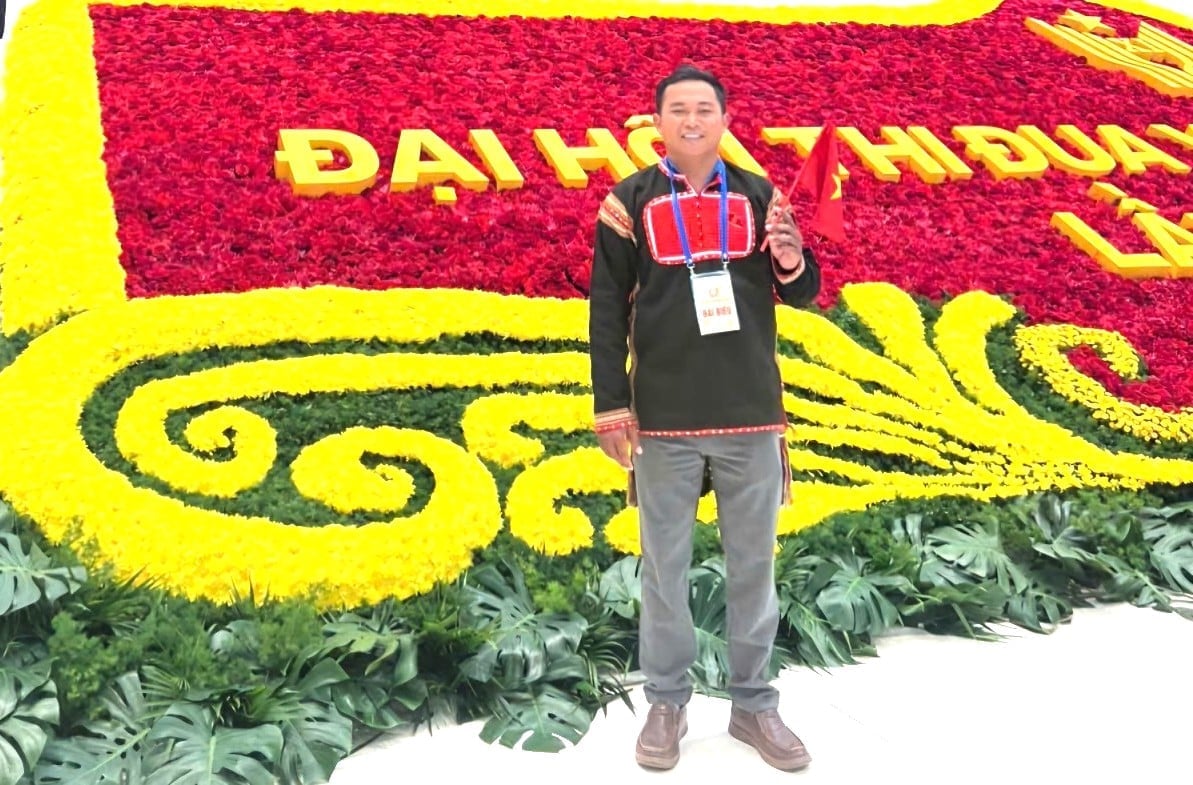 K'păh Séo vinh dự được đi dự Đại hội Thi đua yêu nước toàn quốc. Ảnh: NVCC. 