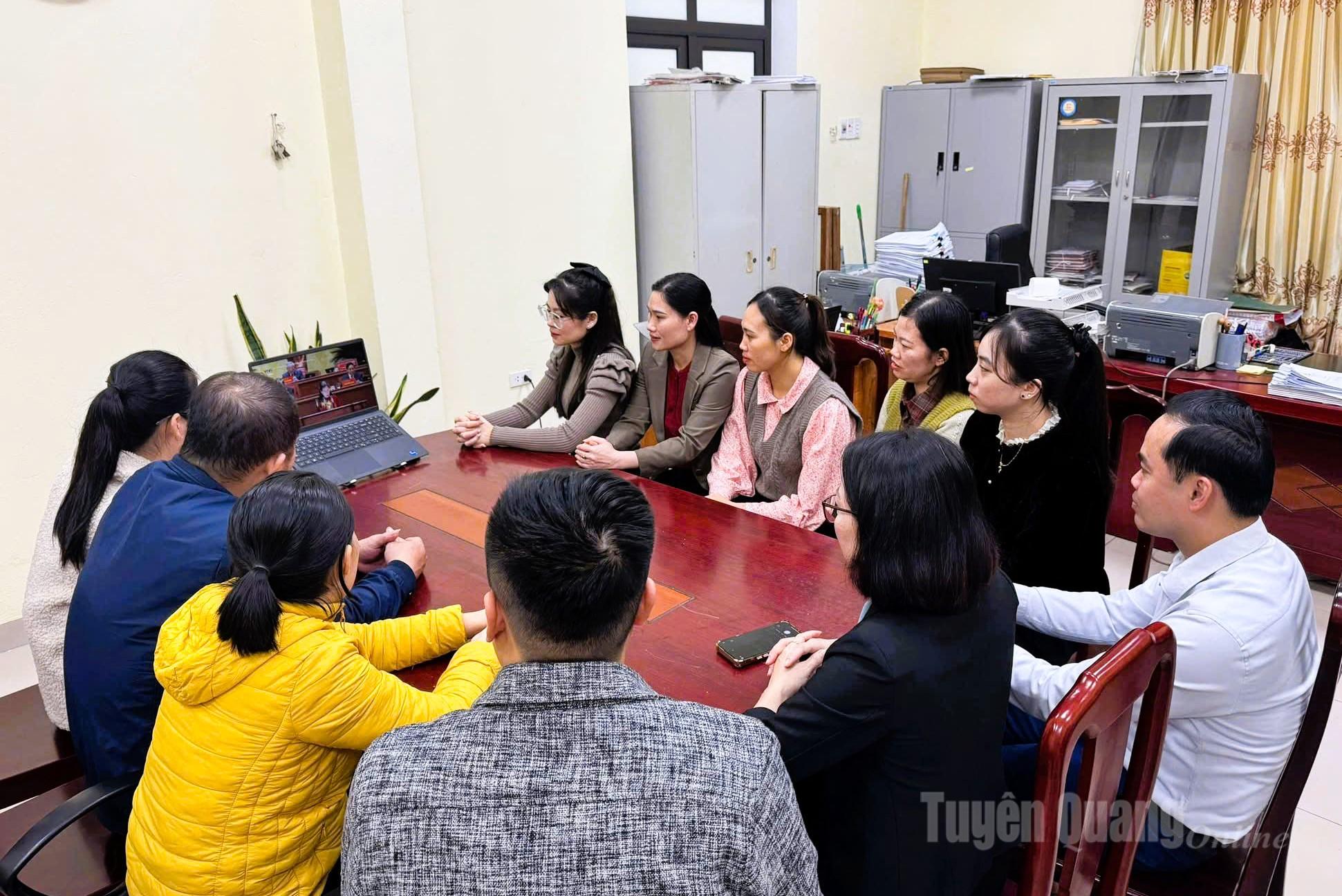 Cadres, Party members, and the people of Yen Son commune are paying close attention to and following the 14th National Congress of the Party.