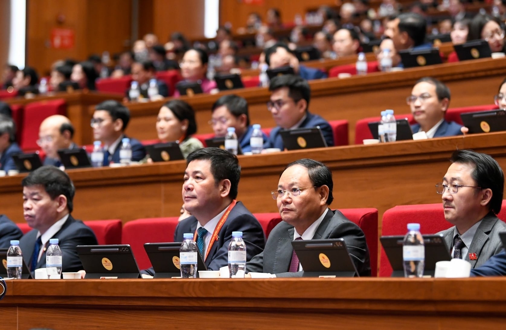 Bí thư Tỉnh ủy Lai Châu Lê Minh Ngân (ngồi hàng đầu, thứ hai từ phải sang) dự họp Đại hội đại biểu toàn quốc lần thứ XIV của Đảng. Ảnh: Như Ý.