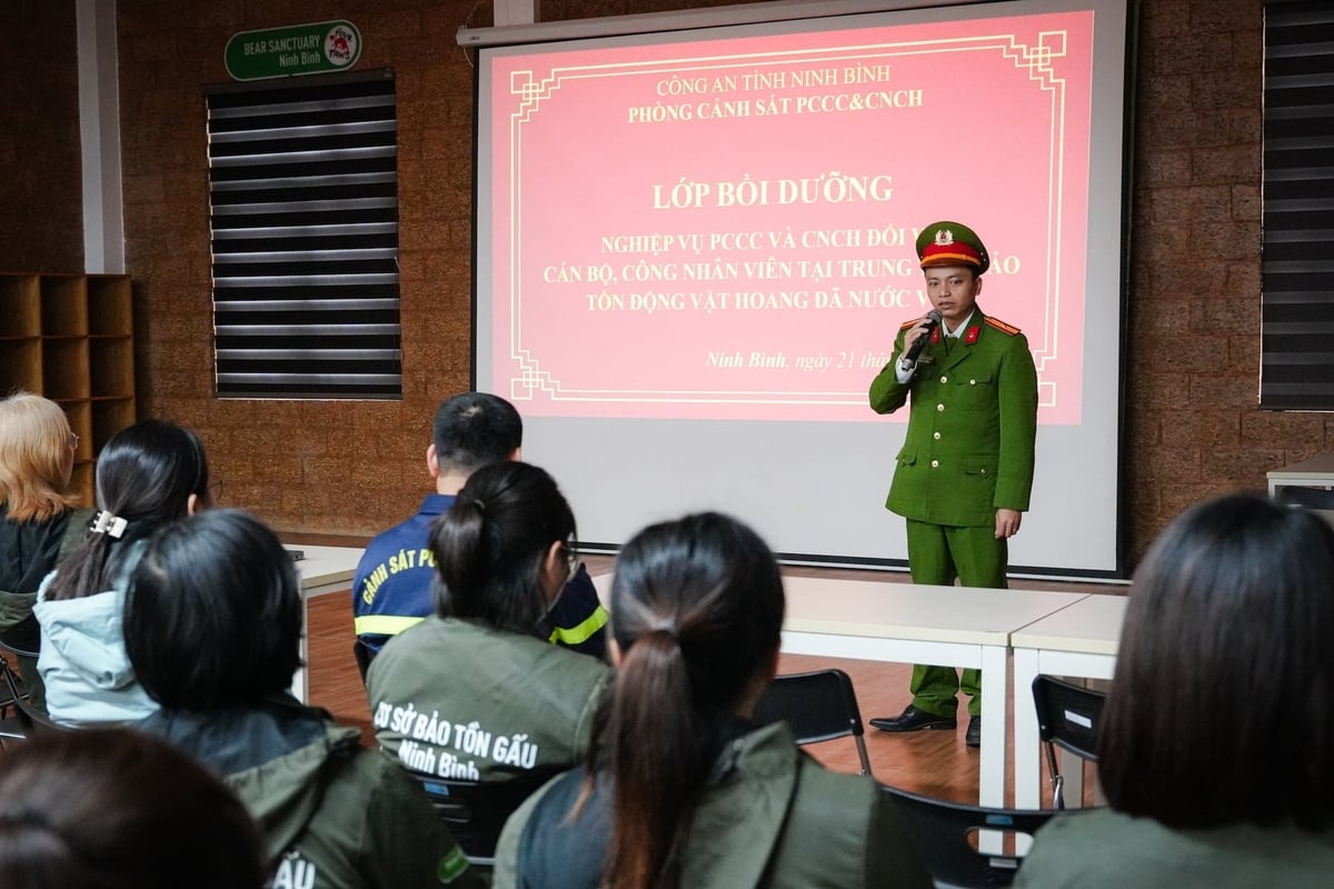 Cán bộ Phòng Cảnh sát PCCC & CNCH, Công an tỉnh Ninh Bình hướng dẫn nghiệp vụ cho Cơ sở Bảo tồn Gấu Ninh Bình. Ảnh: FOUR PAWS.