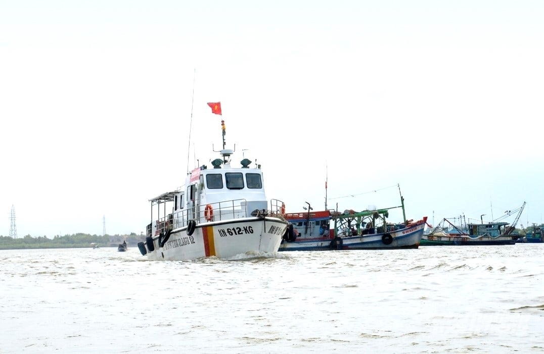 Chi cục Thủy sản và Kiểm ngư tỉnh An Giang đã điều 2 tàu kiểm ngư đến hiện trường, phối hợp cùng lực lượng chức năng địa phương xử lý tàu cá vi phạm và đảm bảo an ninh trật tự. Ảnh: Trung Chánh.