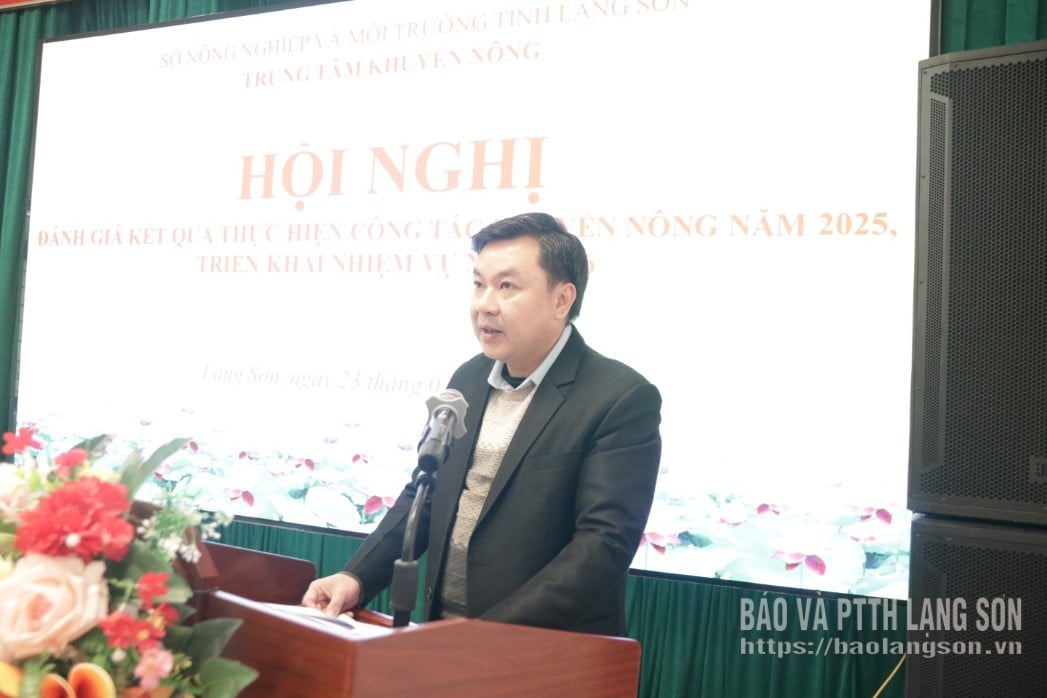 Lãnh đạo Trung tâm Khuyến nông phát biểu tại hội nghị