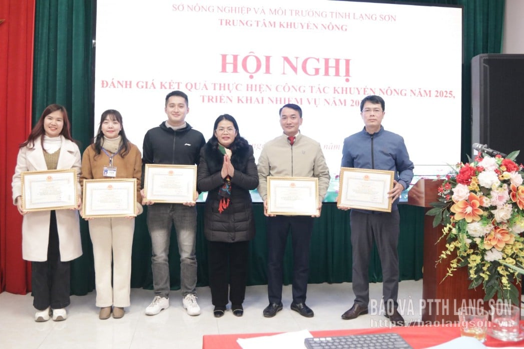Lãnh đạo Sở Nông nghiệp và Môi trường trao tặng danh hiệu chiến sĩ thi đua cơ sở cho các cá nhân thuộc Trung tâm Khuyến nông