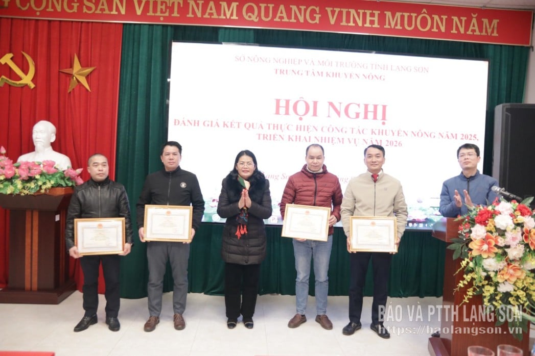 Lãnh đạo Sở Nông nghiệp và Môi trường trao tặng giấy khen cho các cá nhân