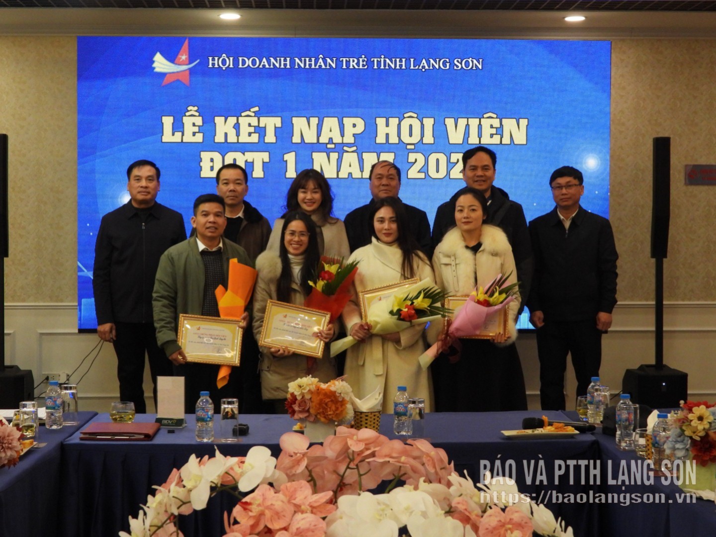 Hội Doanh nhân trẻ trao chứng nhận hội viên mới