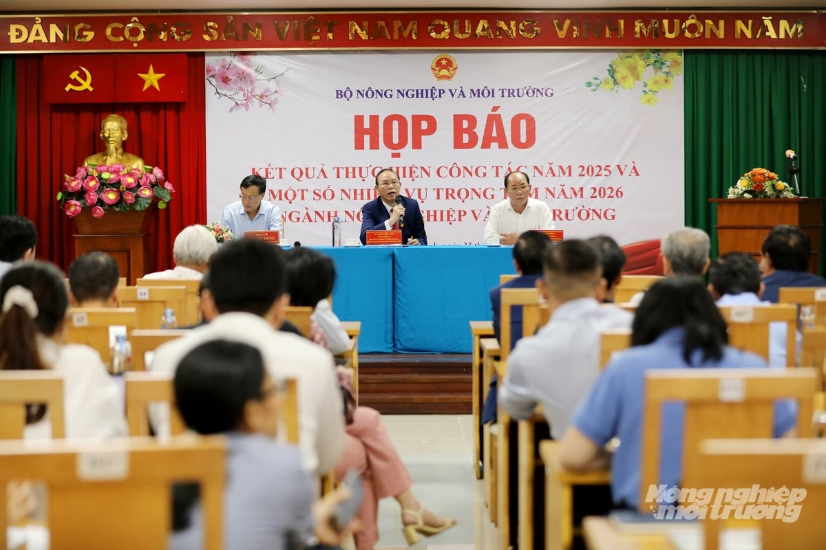 Thứ trưởng Bộ Nông nghiệp và Môi trường Phùng Đức Tiến chủ trì buổi họp báo. Ảnh: Nguyễn Thủy.