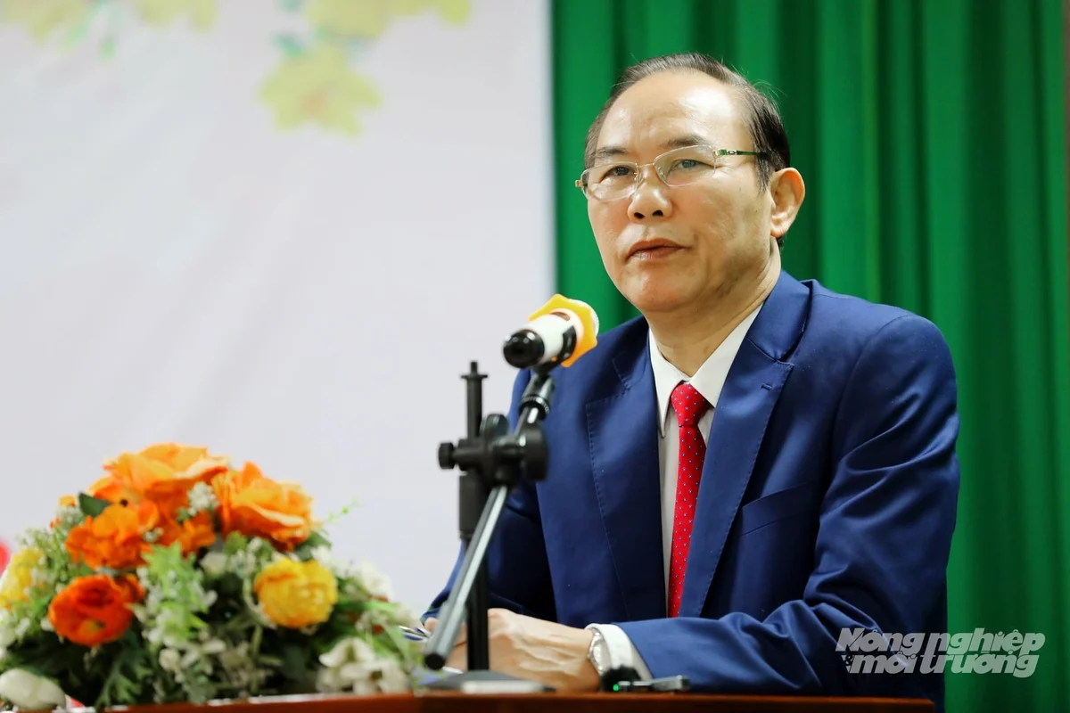 Thứ trưởng Bộ Nông nghiệp và Môi trường Phùng Đức Tiến chỉ đạo tại buổi họp báo. Ảnh: Nguyễn Thủy.