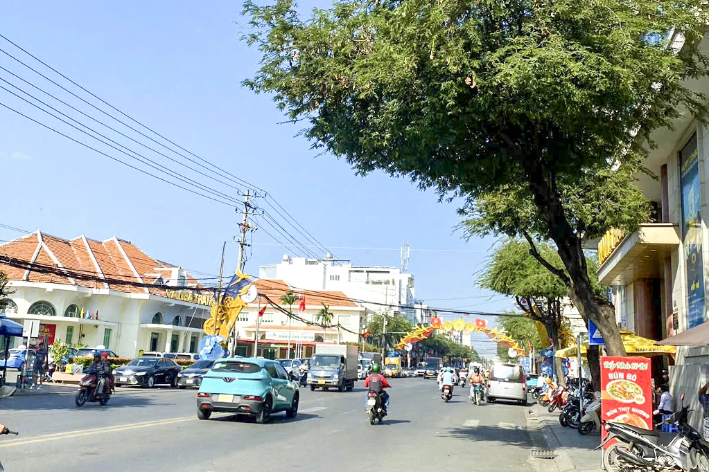 خیابان تای نگوین به ایستگاه قطار Nha Trang متصل می شود.