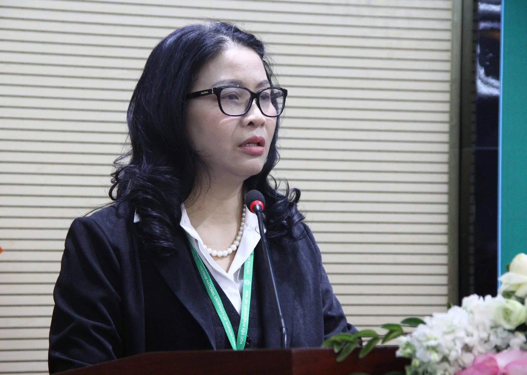GS.TS. Nguyễn Thị Lan, Giám đốc Học viện Nông nghiệp Việt Nam nhấn mạnh, để đạt được học hàm Phó Giáo sư là cả một quá trình lao động khoa học nghiêm túc, bền bỉ và đầy tâm huyết. Ảnh: Mai Đan.