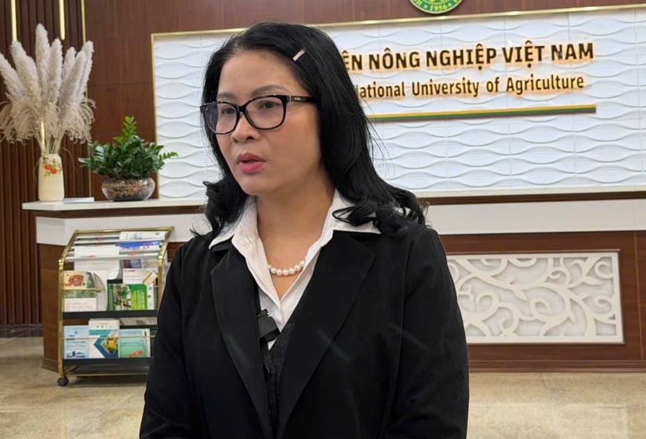 GS.TS. Nguyễn Thị Lan, Giám đốc Học viện Nông nghiệp Việt Nam chia sẻ bên lề buổi lễ. Ảnh: Mai Đan.