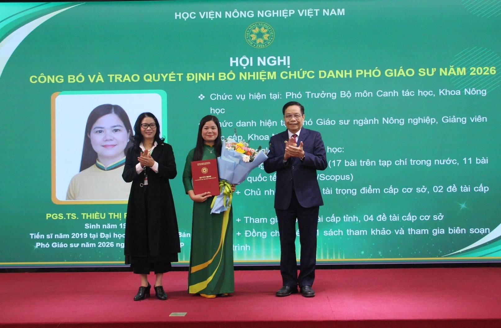Tân Phó Giáo sư Thiều Thị Phong Thu, Khoa Nông học, Học viện Nông nghiệp Việt Nam bày tỏ sự xúc động khi được ghi nhận học hàm cao quý. Ảnh: Mai Đan.