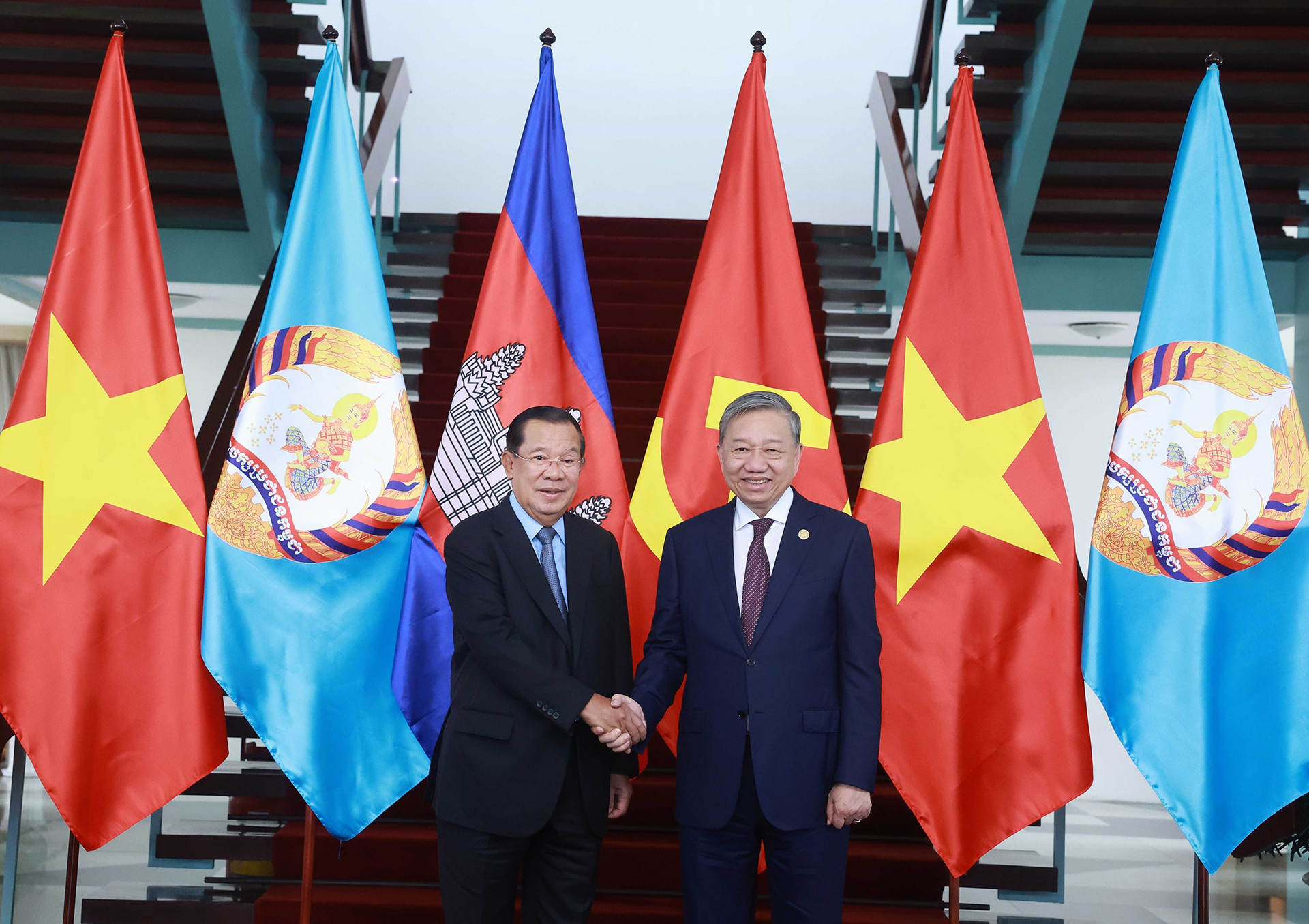 Tổng Bí thư Tô Lâm và Chủ tịch Đảng Nhân dân Campuchia, Chủ tịch Thượng viện Campuchia Hun Sen. Ảnh: TTXVN