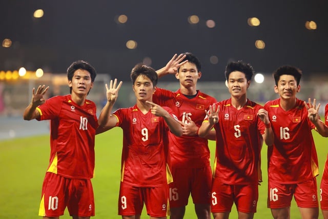 U.23 Việt Nam ăn mừng tri ân Hiểu Minh: Gắn kết và vô cùng cảm xúc!- Ảnh 2.