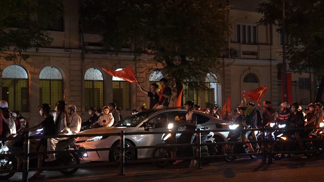 In Ho-Chi-Minh-Stadt feierten Fans auf den Straßen den Gewinn der Bronzemedaille der vietnamesischen U23-Nationalmannschaft bei der Asienmeisterschaft - Foto 1.